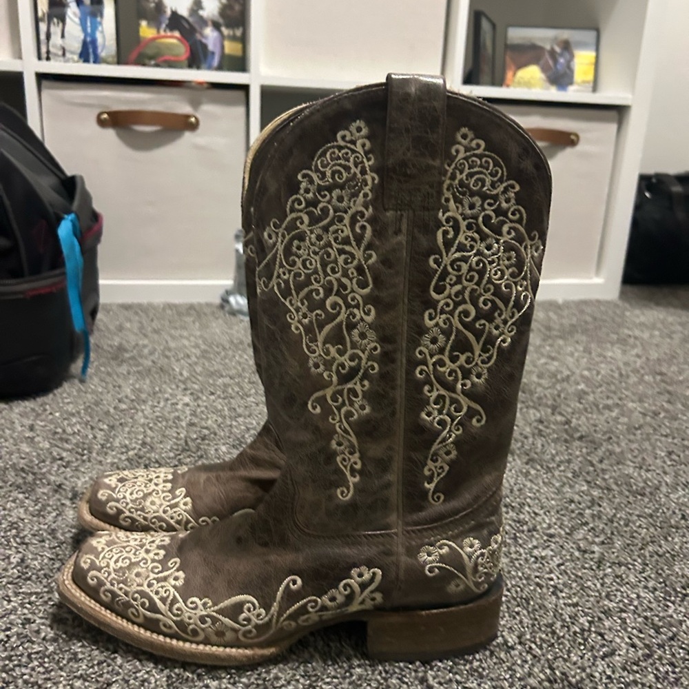 Women’s size 9 corral cowgirl boots